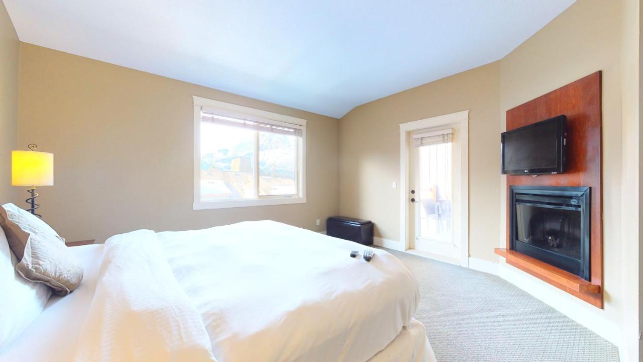 Hotel Spectacular Penthouse With Amazing Views, Indoor Pool And Hot Tub Canmore Esterno foto